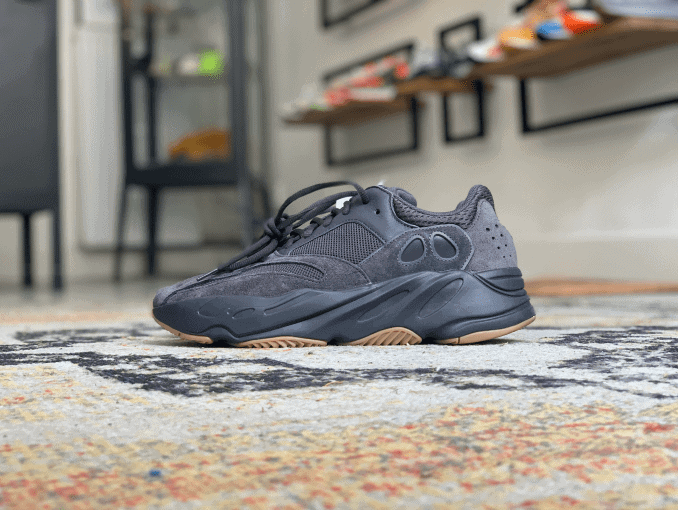adidas yeezy 700 black